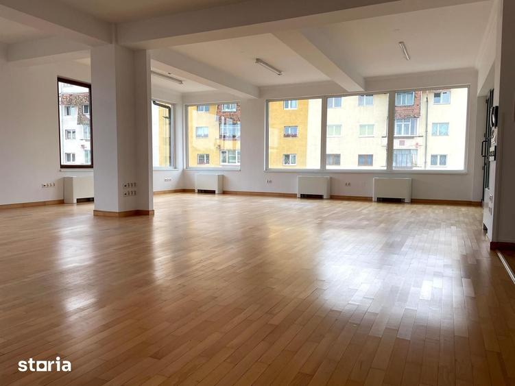 Spațiu comercial, de 200 mp, în Central
