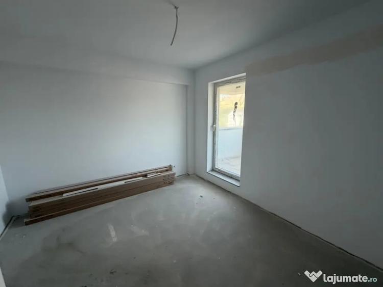 Apartament cu 4 camere semidecomandat în Florești