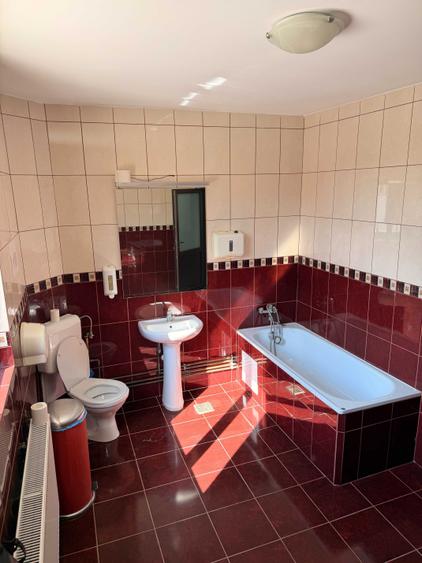 Casă cu 4 camere în Băneasa