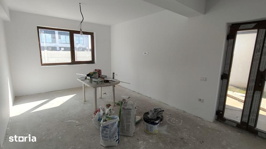 Casă cu 5 camere cu Teren 492 Mp în Glina