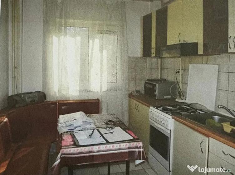 Apartament cu 3 camere decomandat în Calea București