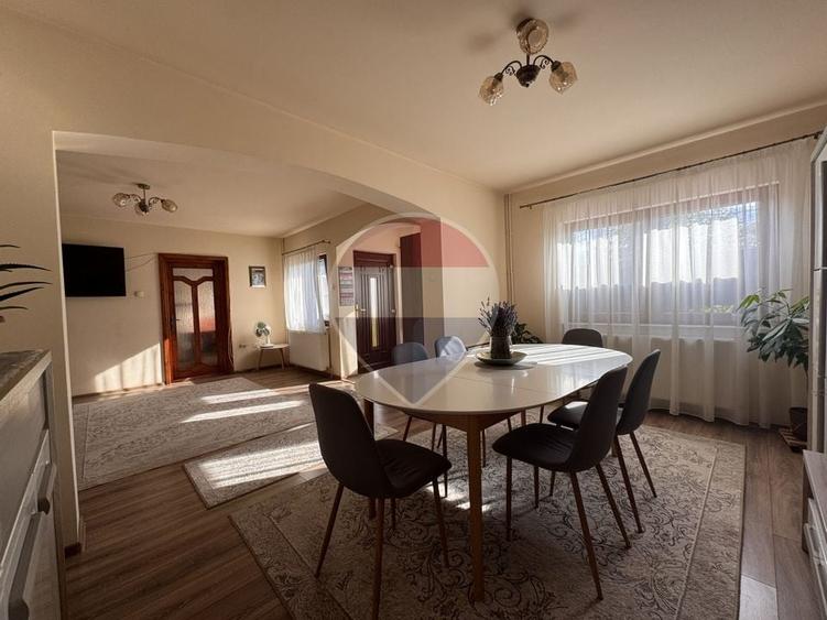 Casă individuală cu 6 camere cu Teren 268 Mp în Între Lacuri