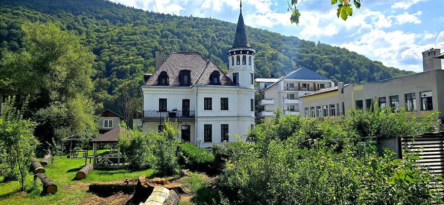 Casă individuală cu 11 camere cu Canalizare în Central
