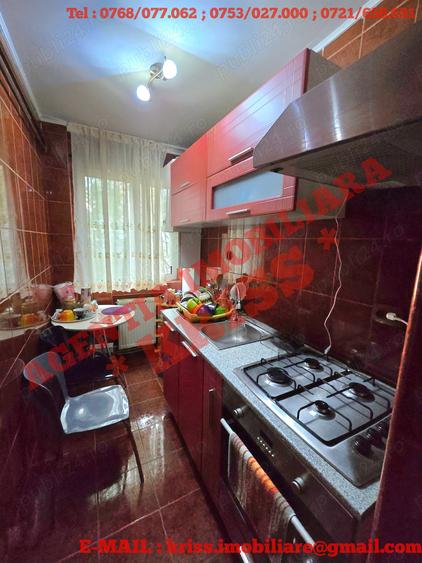 Apartament cu 3 camere semidecomandat în Craiovei
