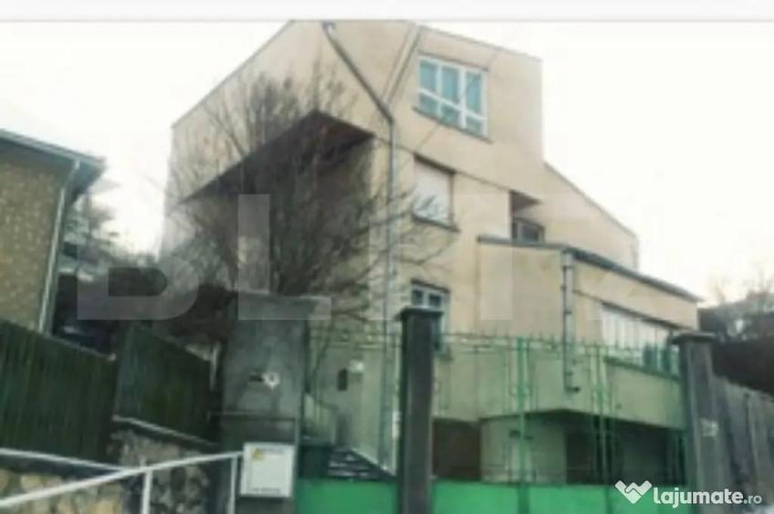 Casă cu 10 camere cu Teren 1056 Mp în Dealul Cetății