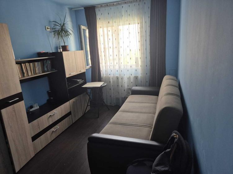 Apartament cu 3 camere semidecomandat în Colentina
