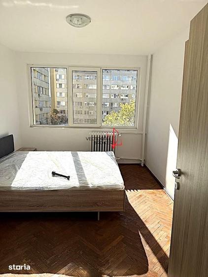 Apartament cu 3 camere semidecomandat în Tei