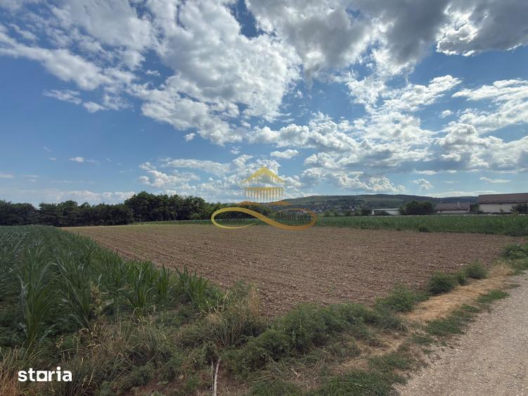 Teren de 500 mp, în Măgura