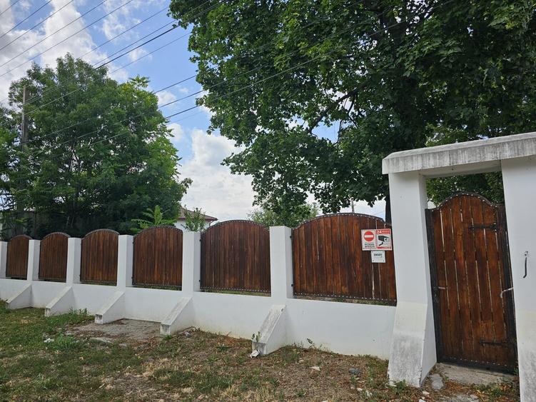 Casă cu 5 camere cu Teren 2800 Mp în Poienarii Burchii