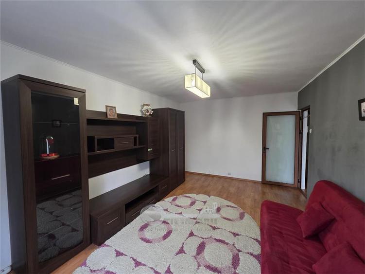 Apartament cu 3 camere decomandat, mobilat în Nicolina