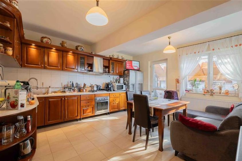 Casă individuală cu 7 camere cu Teren 1200 Mp în Tomești