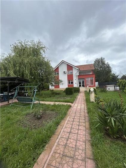 Casă individuală cu 8 camere cu Canalizare în Agigea