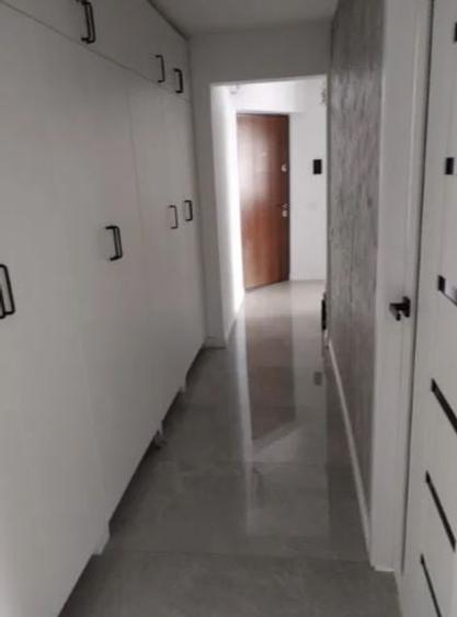 Apartament cu 3 camere decomandat în Titan