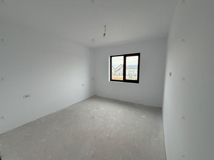 Casă cu 5 camere cu Teren 492 Mp în Sud