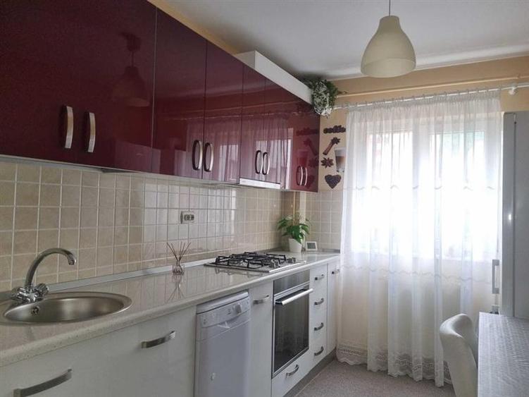 Apartament cu 3 camere decomandat, mobilat în Răcădău