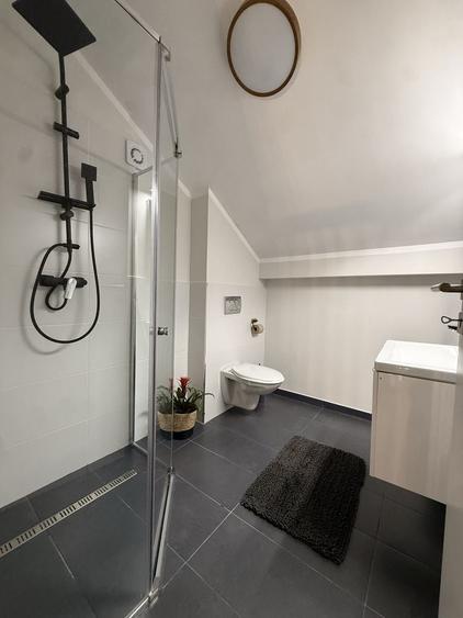 Apartament cu 3 camere semidecomandat în Cristian