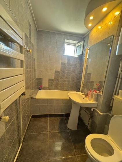 Apartament cu 3 camere decomandat, mobilat în Titan