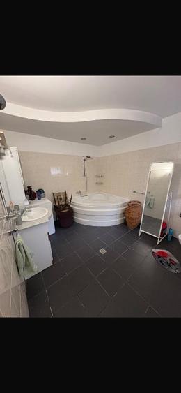 Casă cu 8 camere cu Teren 1200 Mp în Florilor