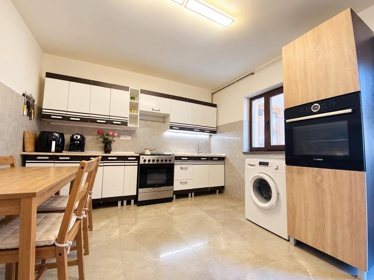 Casă cu 5 camere cu Teren 228 Mp în Domenii