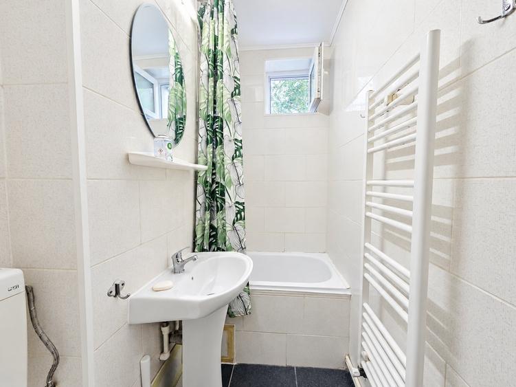 Apartament cu 3 camere semidecomandat în Micro 19