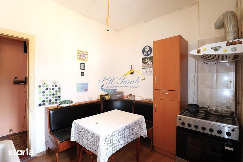 Casă cu 7 camere cu Teren 463 Mp în Central