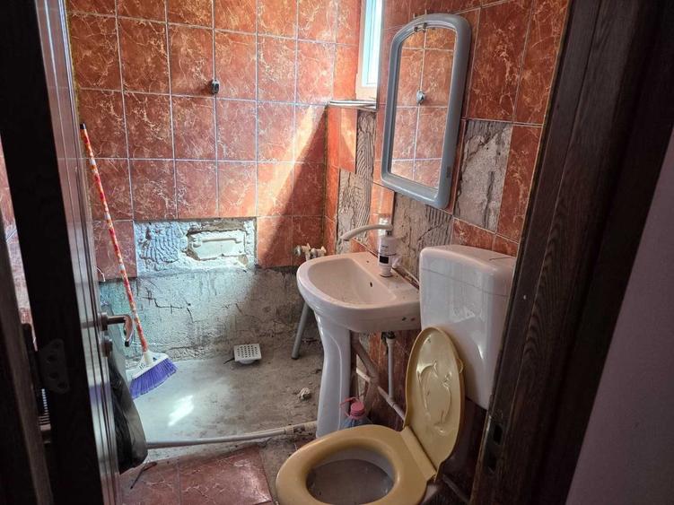 Apartament cu 3 camere semidecomandat în Central