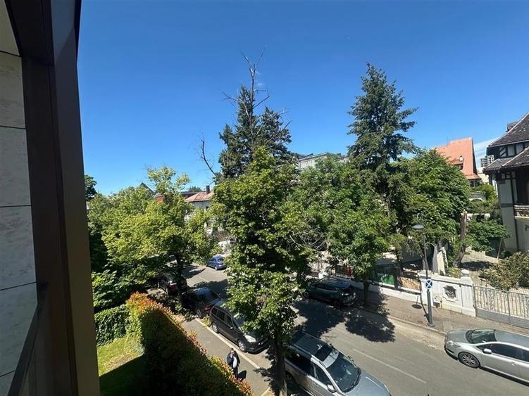 Apartament cu 5 camere decomandat, mobilat în Central