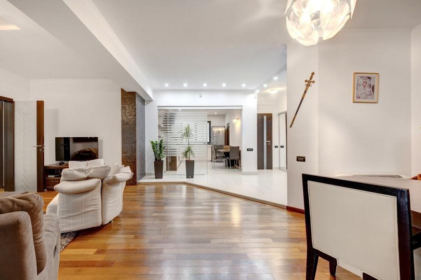 Apartament cu 4 camere decomandat, mobilat în Herăstrău