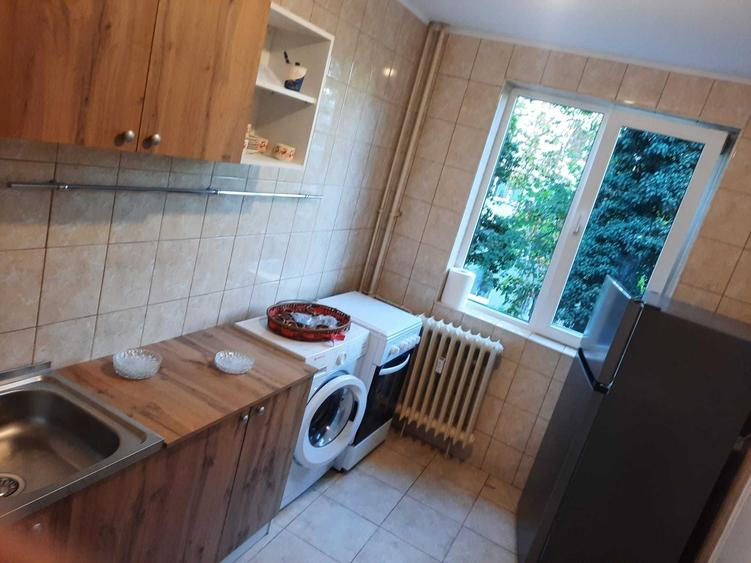 Casă cu 3 camere decomandat în Drumul Taberei