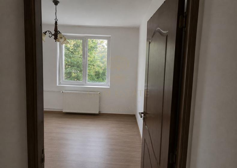 Apartament cu 3 camere semidecomandat în Titan