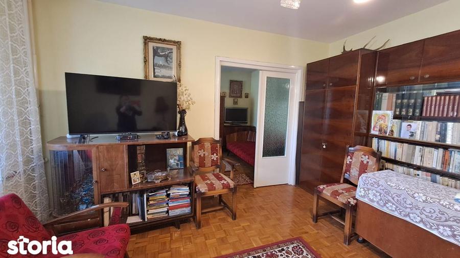 Apartament cu 3 camere semidecomandat în Decebal