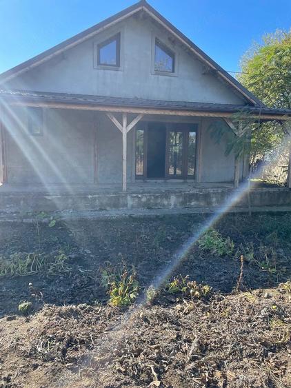 Casă cu 4 camere cu Teren 2200 Mp în Nucetu