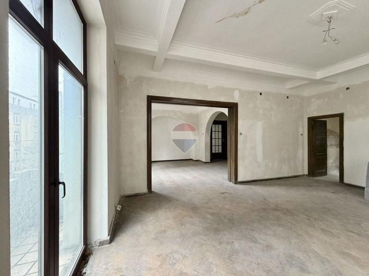 Apartament cu 3 camere semidecomandat în P-ța Romană