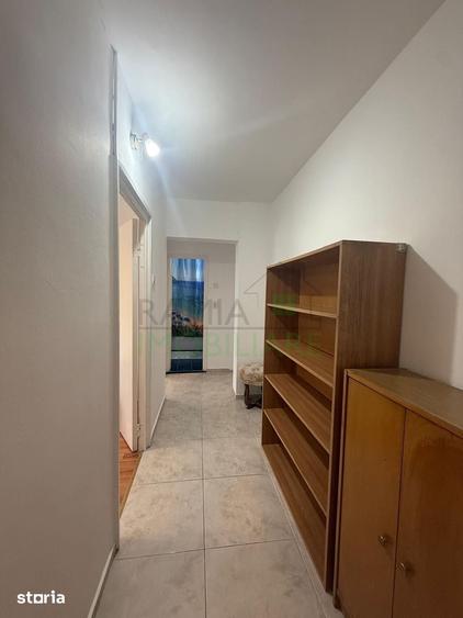 Apartament cu 3 camere decomandat în Tractorul