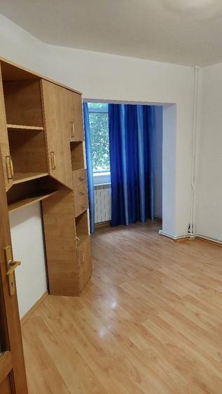 Apartament cu 3 camere decomandat în Sârbi