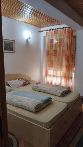 Casă individuală cu 5 camere cu Canalizare în Piatra Arsă