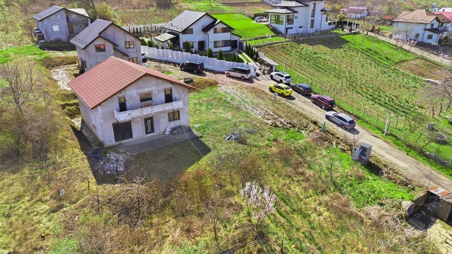 Casă individuală cu 5 camere cu Teren 800 Mp în Tomești