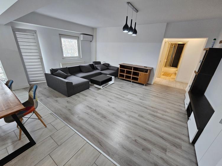 Apartament cu 3 camere semidecomandat, mobilat în Lujerului