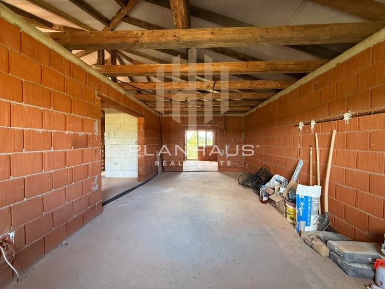 Casă cu 4 camere cu Teren 803 Mp în Săcălășeni