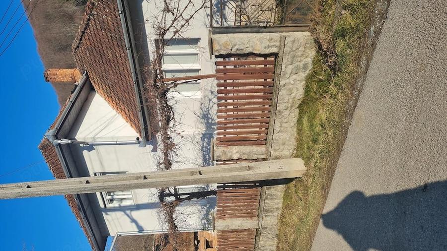 Casă cu 5 camere cu Teren 2 Mp în Laz