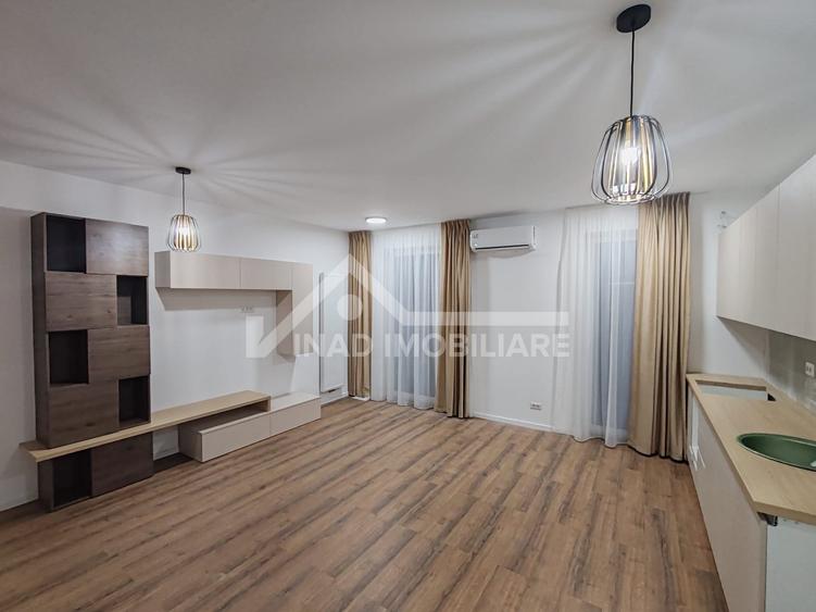 Apartament cu 3 camere semidecomandat, mobilat în Central