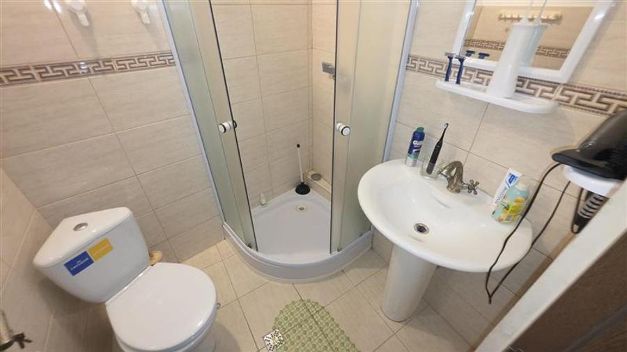 Casă individuală cu 8 camere cu Canalizare în Central