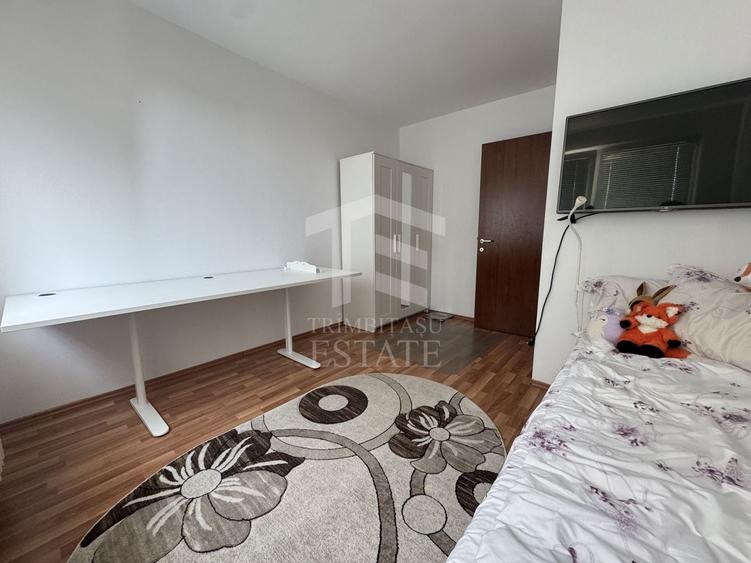 Apartament cu 3 camere semidecomandat, mobilat în Tei