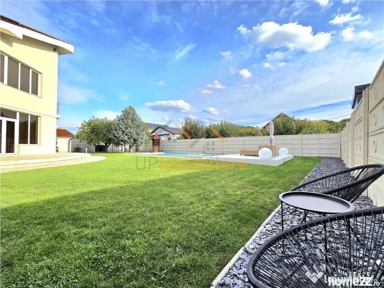 Casă cu 6 camere cu Piscina în Sânmartin