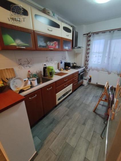 Apartament cu 4 camere semidecomandat, mobilat în Rahova
