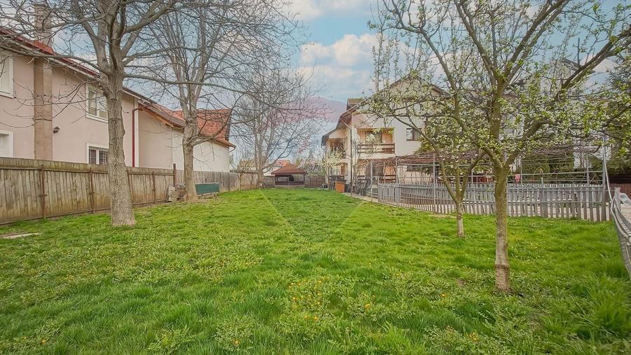 Casă cu 7 camere cu Teren 1167 Mp în Tractorul