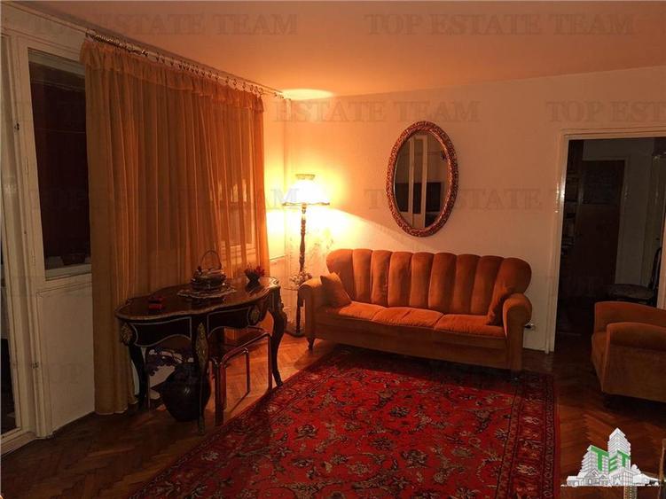 Apartament cu 3 camere semidecomandat în Tei