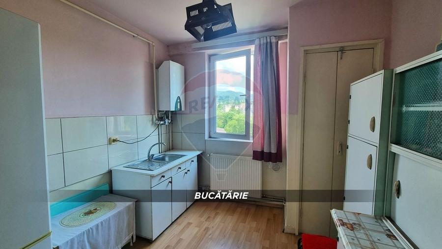 Apartament cu 3 camere semidecomandat, mobilat în Central