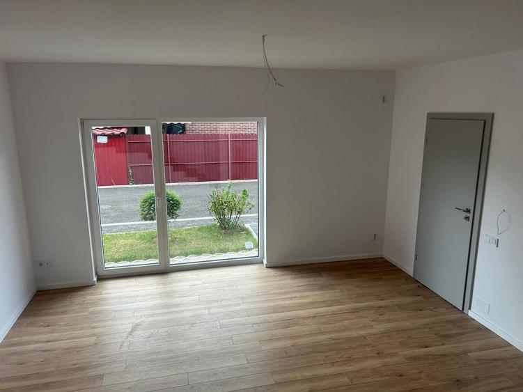 Duplex cu 5 camere cu Canalizare în Florești