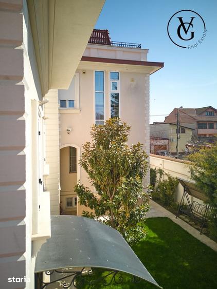 Casă cu 7 camere decomandat cu Teren 346 Mp în Central
